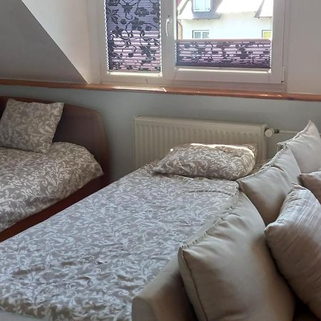 Domek Pod Sosnami Pokoje 2-3 Osobowe Apartman Mielno  Kültér fotó