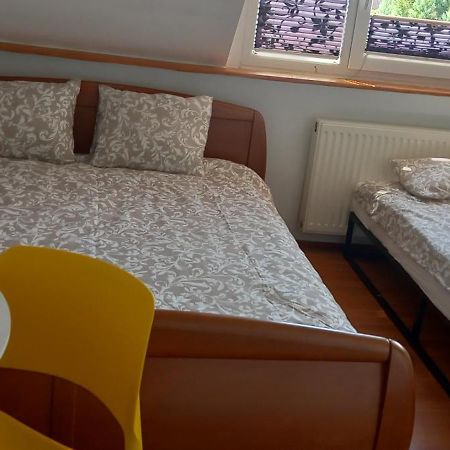 Domek Pod Sosnami Pokoje 2-3 Osobowe Apartman Mielno  Kültér fotó